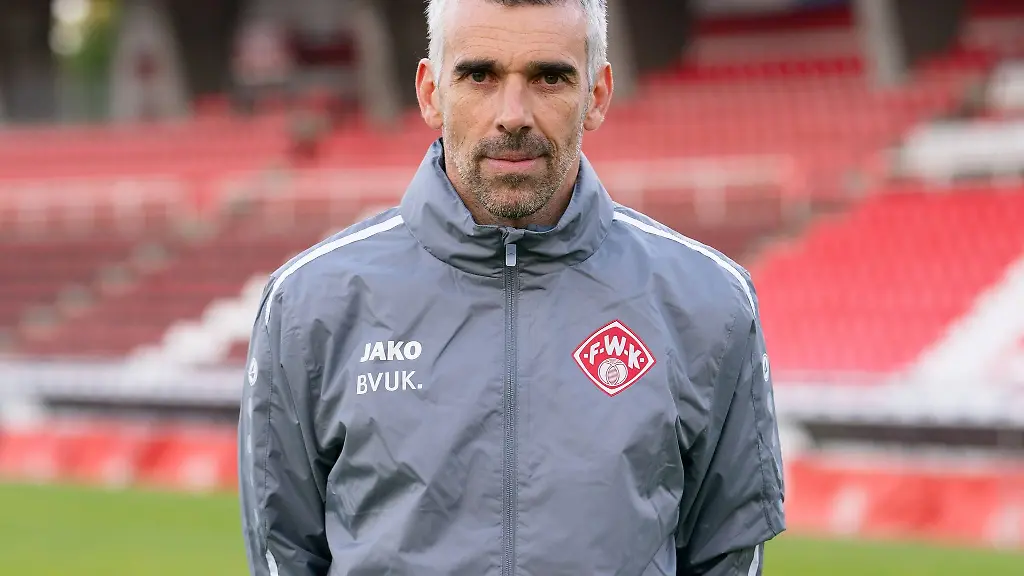 Der-Trainer-der-FC-Wuerzburger-Kickers-Danny-Schwarz-steht-fuer-ein-Fototermin-auf-dem-Spielfeld