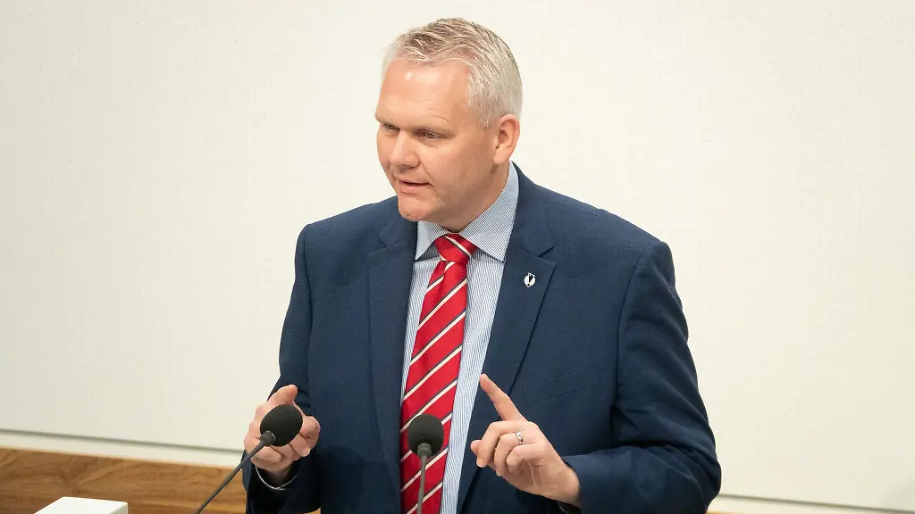 Bjoern-Thuemler-CDU-Wissenschaftsminister-Niedersachsen-spricht