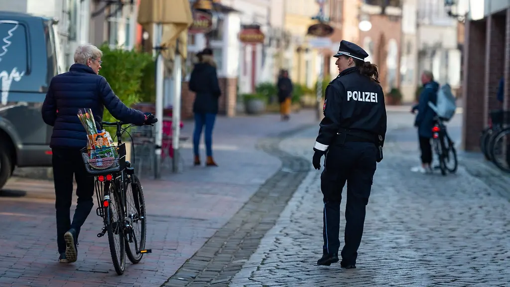 Eine-Kontaktbeamtin-der-Polizei-spricht-mit-einer-Radfahrerin