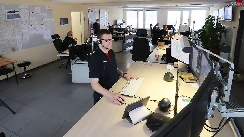 Ein-Disponent-arbeitet-in-der-Zentralen-Rettungsleitstelle