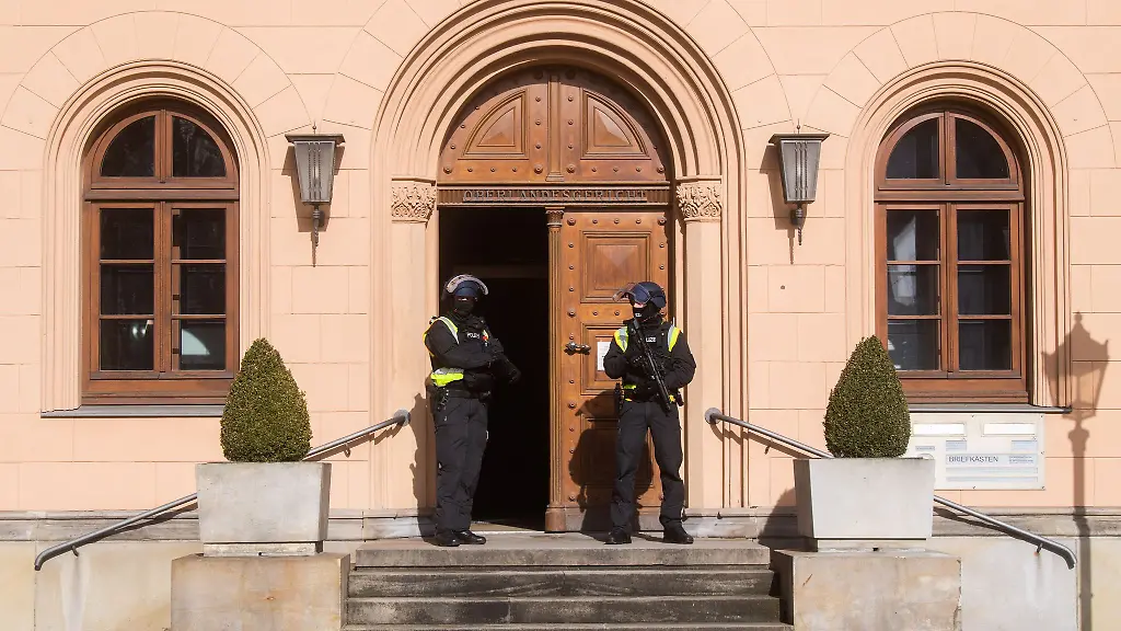 Polizisten-stehen-vor-dem-Eingang-zum-Oberlandesgericht-Celle
