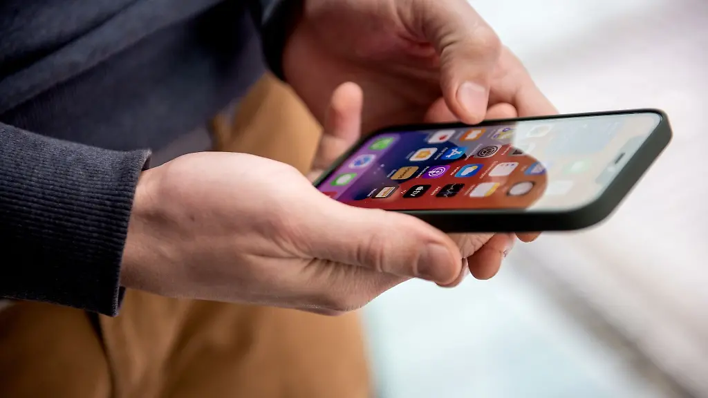 Im-iPhone-12-ist-ein-Ringmagnet-verbaut-der-unmittelbar-am-Gehaeuse-ein-starkes-Magnetfeld-erzeugt