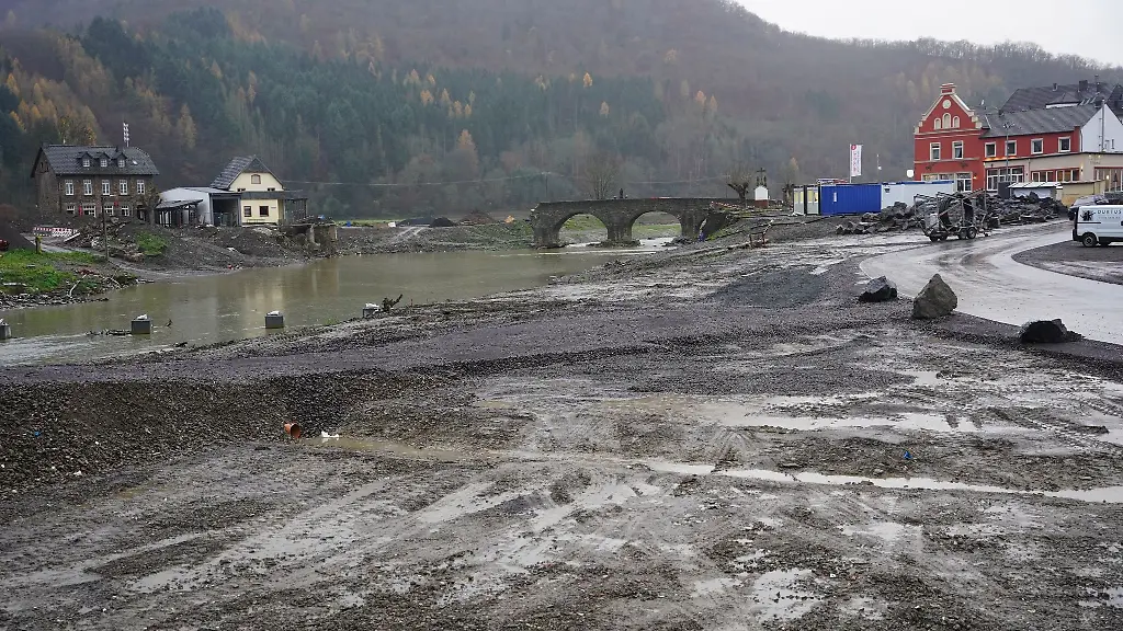 Die-Ortschaft-Rech-im-Ahrtal-ist-nach-der-Flutkatastrophe-trist-und-grau