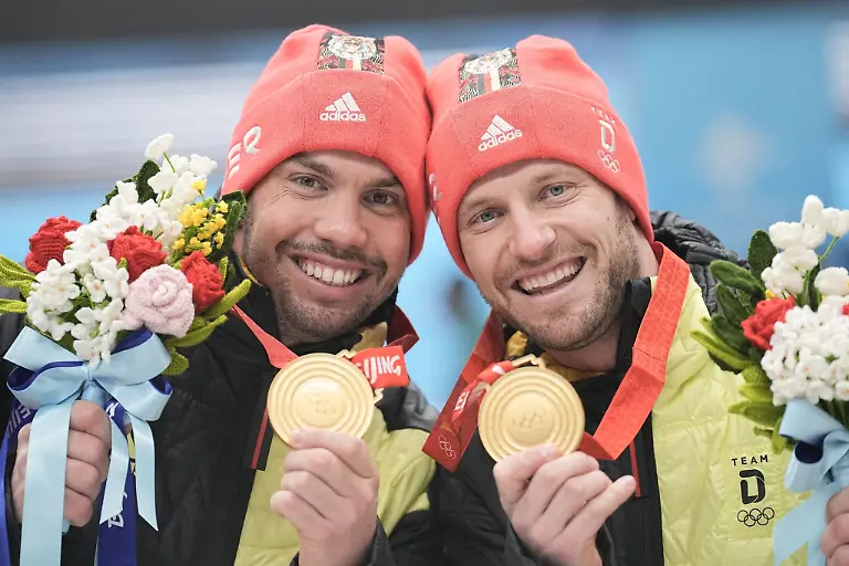 Tobias-Wendl-l-und-Tobias-Arlt-praesentieren-freudestrahlend-ihre-Goldmedaillen