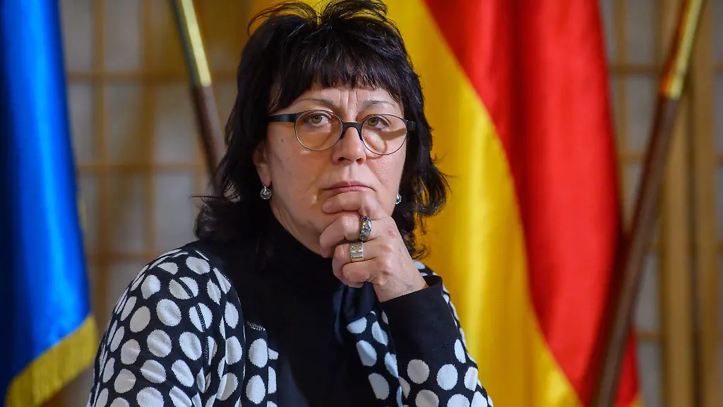 Eva-Feussner-CDU-Bildungsministerin-von-Sachsen-Anhalt-waehrend-einer-Pressekonferenz-in-der-Staatskanzlei