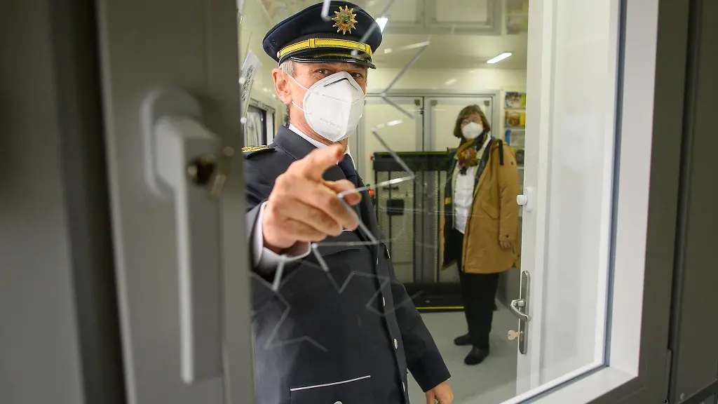 Karl-Albert-Grewe-l-und-Christiane-Bergmann-besichtigen-das-neue-Praeventionsmobil