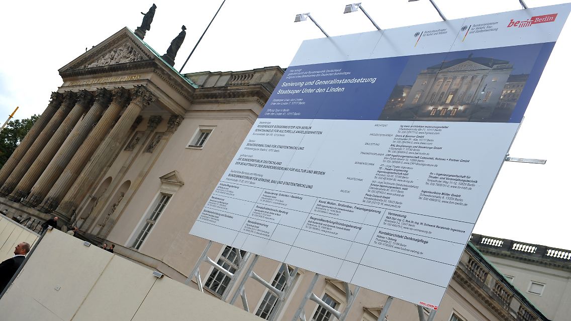Hier wird saniert: Bau-Schild vor der Deutschen Staatsoper in Berlin.