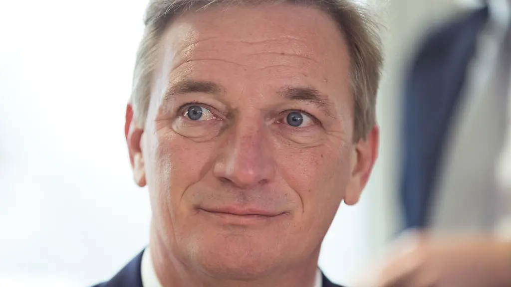 Matthias-Brueckmann-der-fruehere-Vorstandsvorsitzende-des-Energieanbieters-EWE-AG-bei-einem-Verhandlungstermin-im-Landgericht-Oldenburg