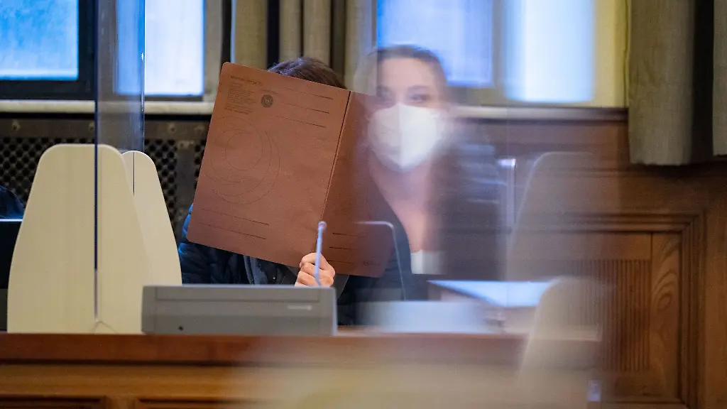 Die-Angeklagte-l-nimmt-an-einem-Prozess-im-Schwurgerichtssaal-im-Landgericht-Tuebingen-teil