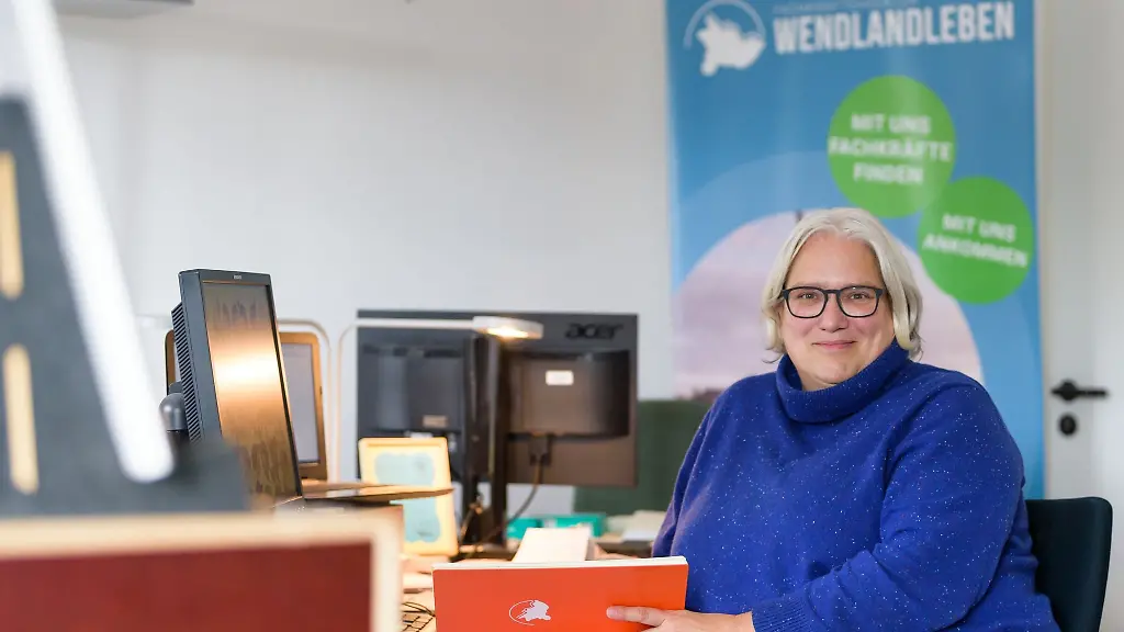 Sigrun-Kreuser-Projektleiterin-der-Agentur-Wendlandleben-sitzt-in-ihren-Buero