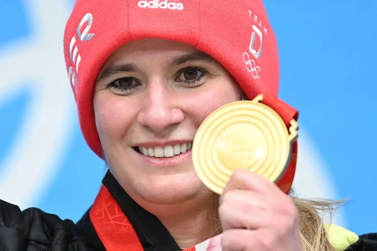 Natalie-Geisenberger-mit-ihrer-Goldmedaille