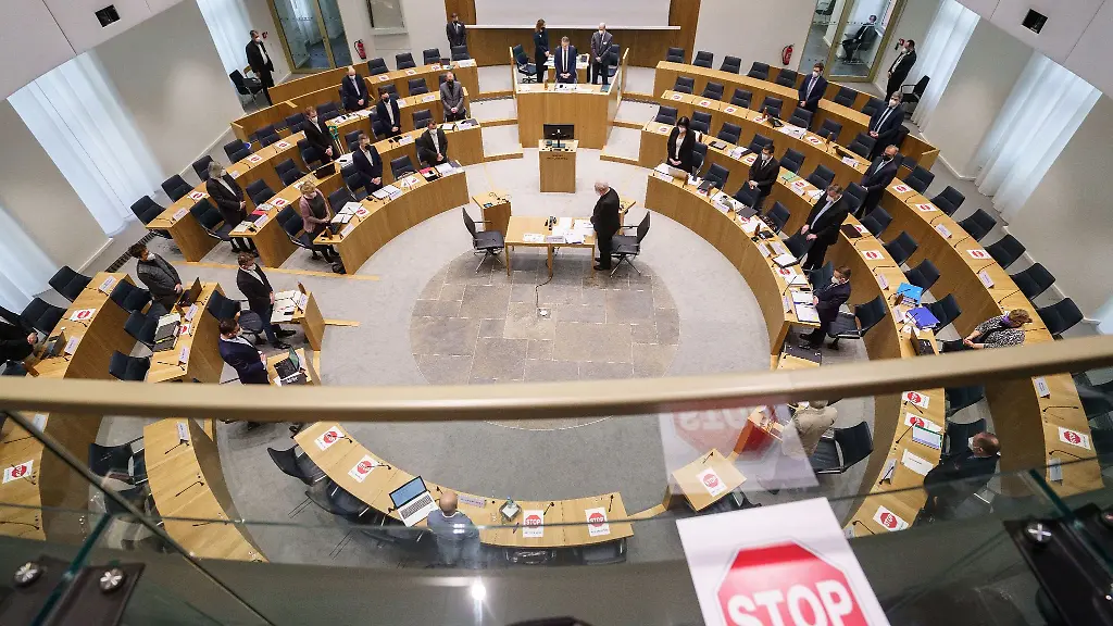 Der-rheinland-pfaelzische-Landtag-gedenkt-den-in-der-Pfalz-erschossenen-Polizisten