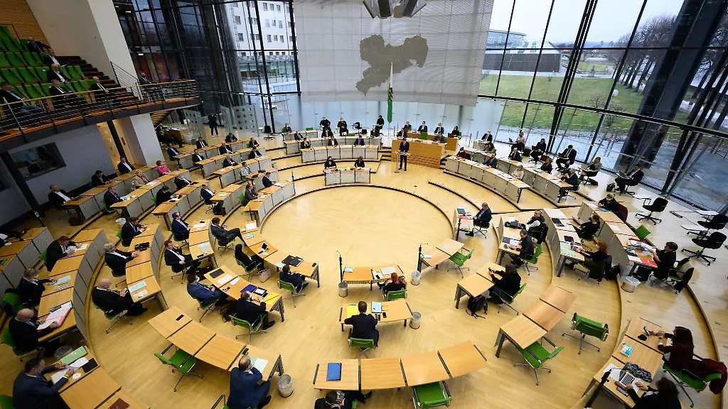Abgeordnete-sitzen-zu-einer-Landtagssitzung-im-Saechsischen-Landtag-zusammen