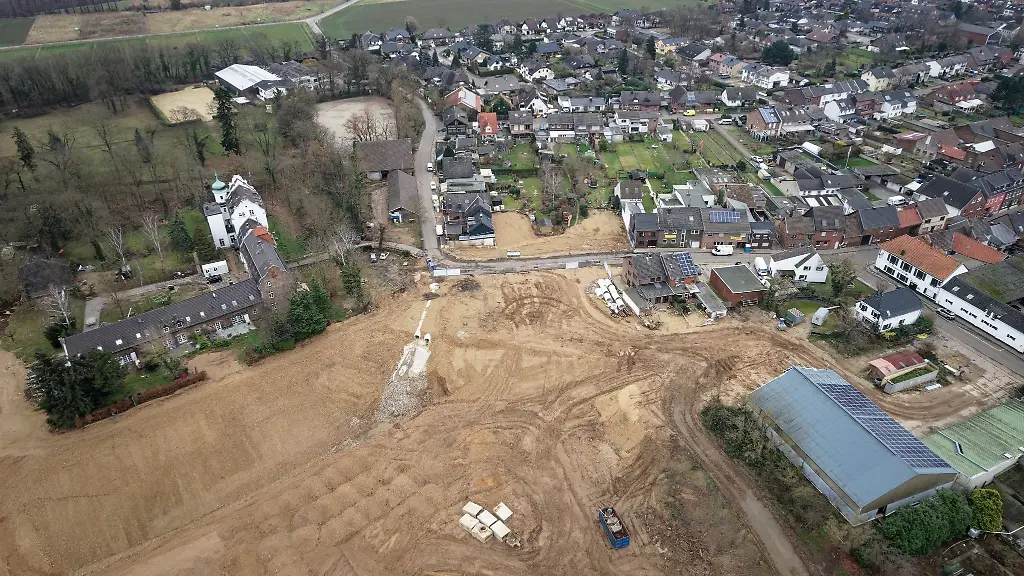 Der-Bereich-zwischen-der-Kiesgrube-und-der-Bebauung-im-Stadtteil-Blessem-zeigt-noch-Spuren-der-Hochwasserkatastrophe