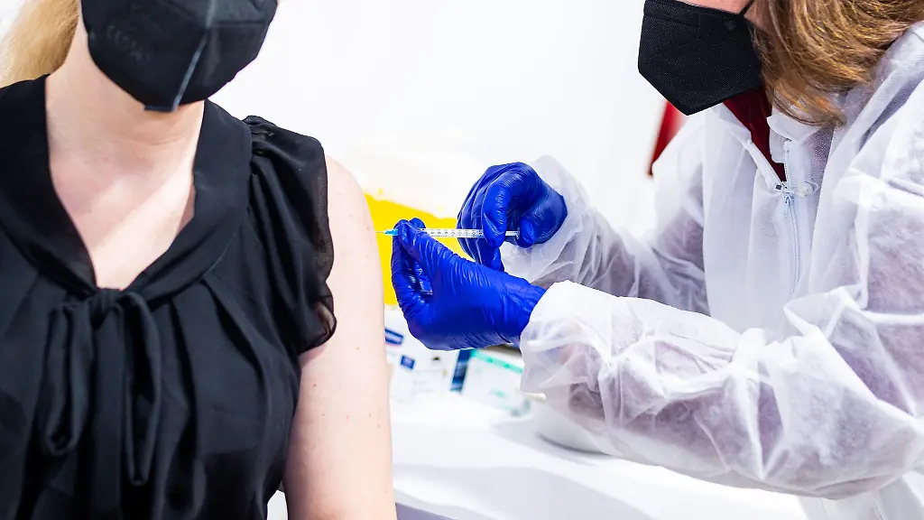 Apothekerin-Julia-Oks-Heidar-impft-in-der-Kosmos-Apotheke-in-Garbsen-eine-Frau-gegen-das-Coronavirus