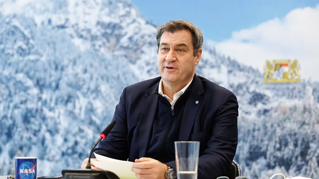 Markus-Soeder-CSU-Ministerpraesident-von-Bayern-eroeffnet-eine-Kabinettssitzung-im-Videoraum-der-Staatskanzlei