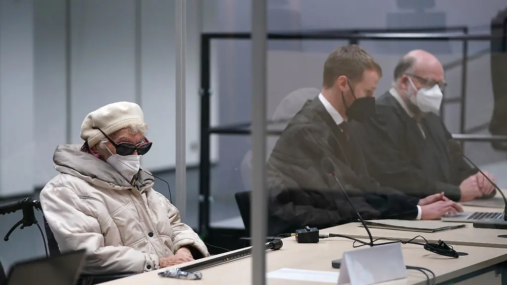 Die-96-jaehrige-Angeklagte-sitzt-zu-Beginn-des-Prozesstages-im-Gerichtssaal-neben-ihren-Anwaelten