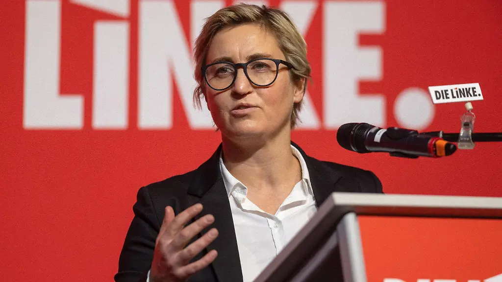 Susanne-Hennig-Wellsow-Co-Bundesvorsitzende-der-Linken-gesstikuliert