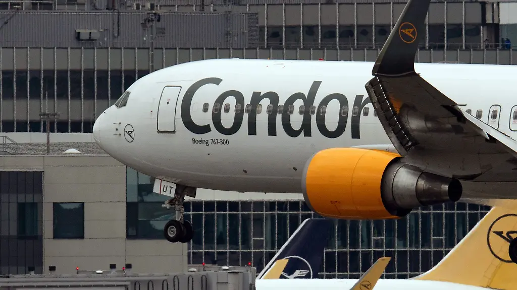 Ein-Passagierflugzeug-des-Ferienfliegers-Condor-am-Flughafen-in-Frankfurt-am-Main