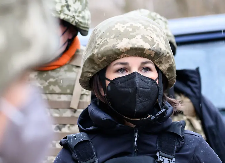 Aussenministerin-Annalena-Baerbock-informiert-sich-im-verlassenen-Ort-Schyrokyne-an-der-Frontlinie-zwischen-der-ukrainischen-Armee-und-den-von-Russland-unterstuetzten-Separatisten-ueber-die-Lage-im-Konfliktgebiet-Donbass