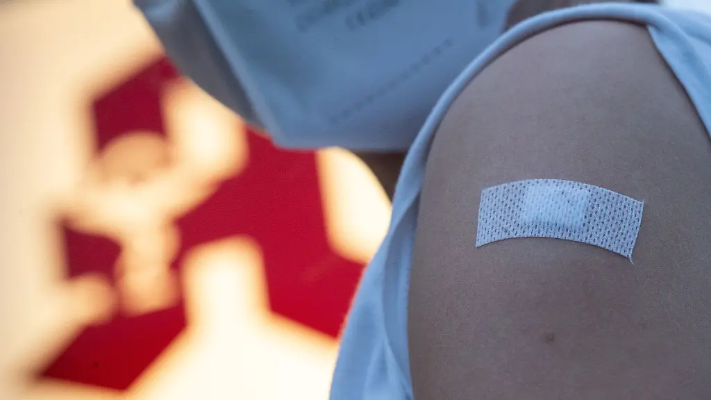 Eine-Schuelerin-steht-nach-ihrer-Impfung-gegen-das-Coronavirus-vor-einer-Apotheke