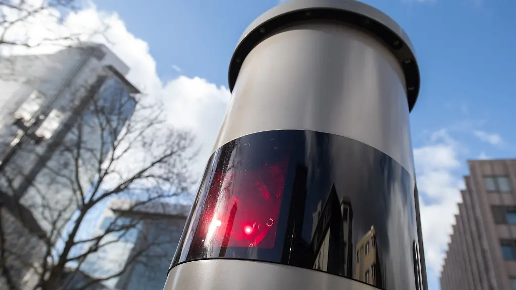 Eine-stationaere-Geschwindigkeitsmessanlage-steht-in-der-Innenstadt