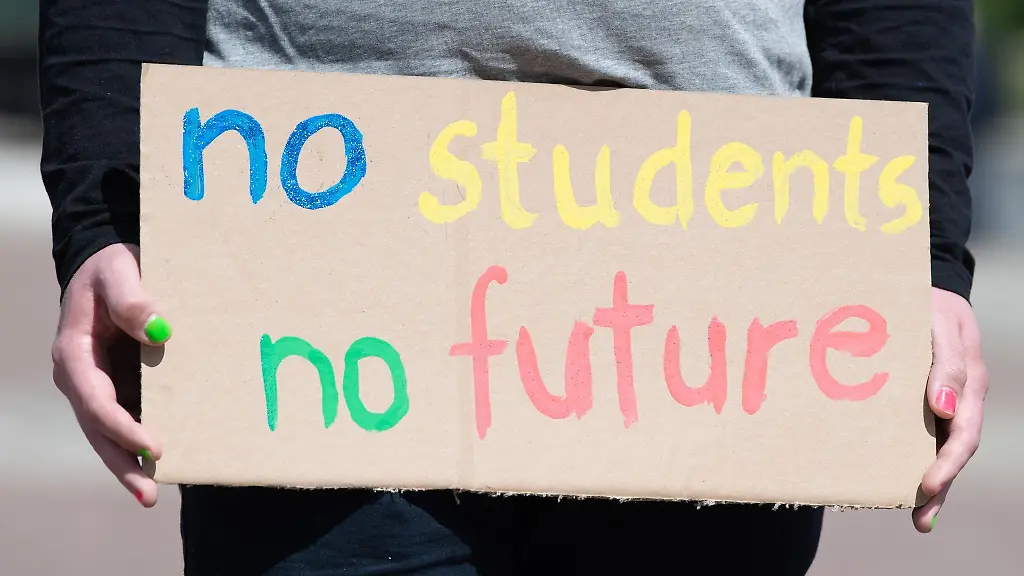 Eine-Demonstrantin-traegt-ein-Schild-auf-dem-auf-Englisch-Keine-Stundenten-keine-Zukunft-geschrieben-steht