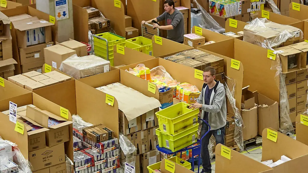 Mitarbeiter-des-Amazon-Logistikzentrums-in-Koblenz-bringen-Bestellungen-auf-den-Weg