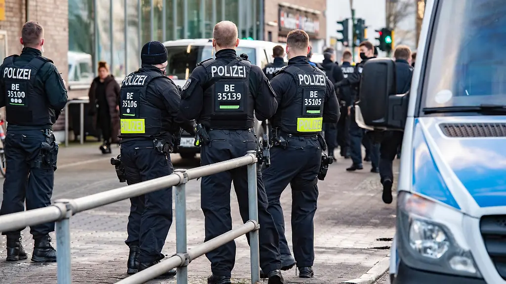 Polizisten-stehen-am-Tatort-in-Britz