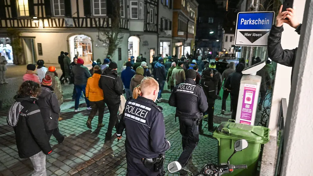 Die-Polizei-begleitet-eine-Demo-gegen-die-politischen-Massnahmen-zur-Eindaemmung-der-Corona-Pandemie-in-Ravensburg