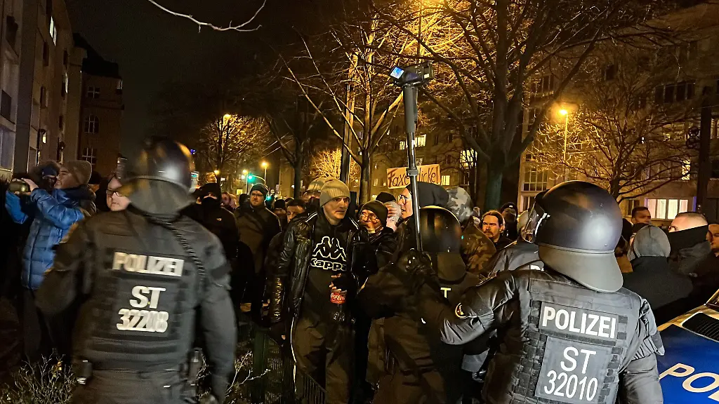 Polizisten-begleiten-eine-Demonstration-gegen-die-Massnahmen-zur-Eindaemmung-der-Corona-Pandemie
