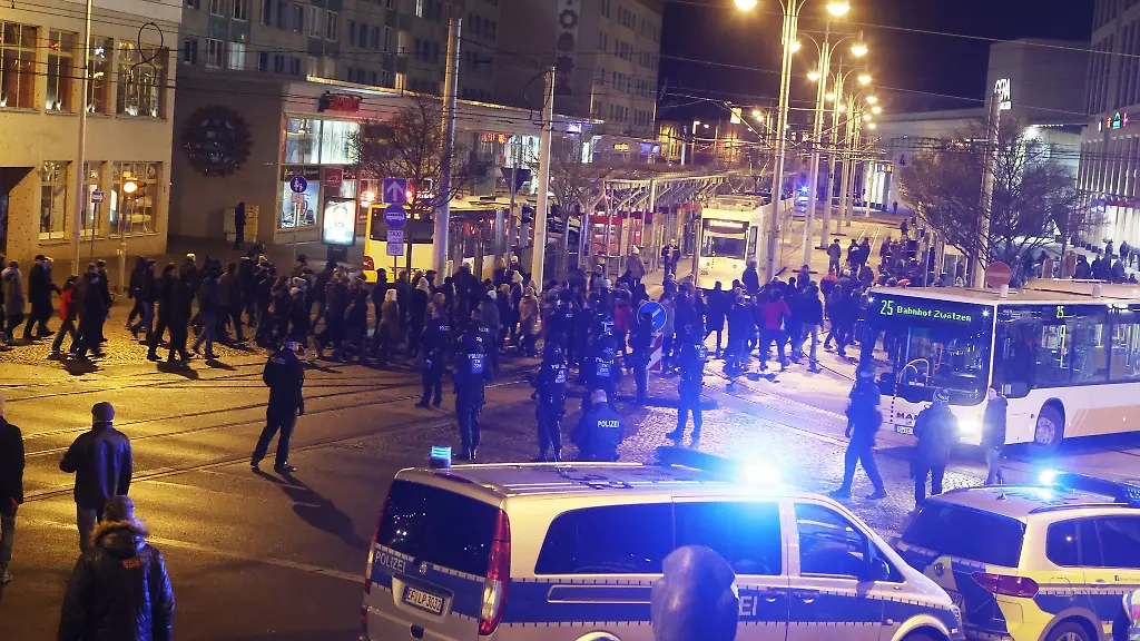 Die-Polizei-begleitet-einen-Protest-gegen-die-staatlichen-Corona-Massnahmen-in-Gera