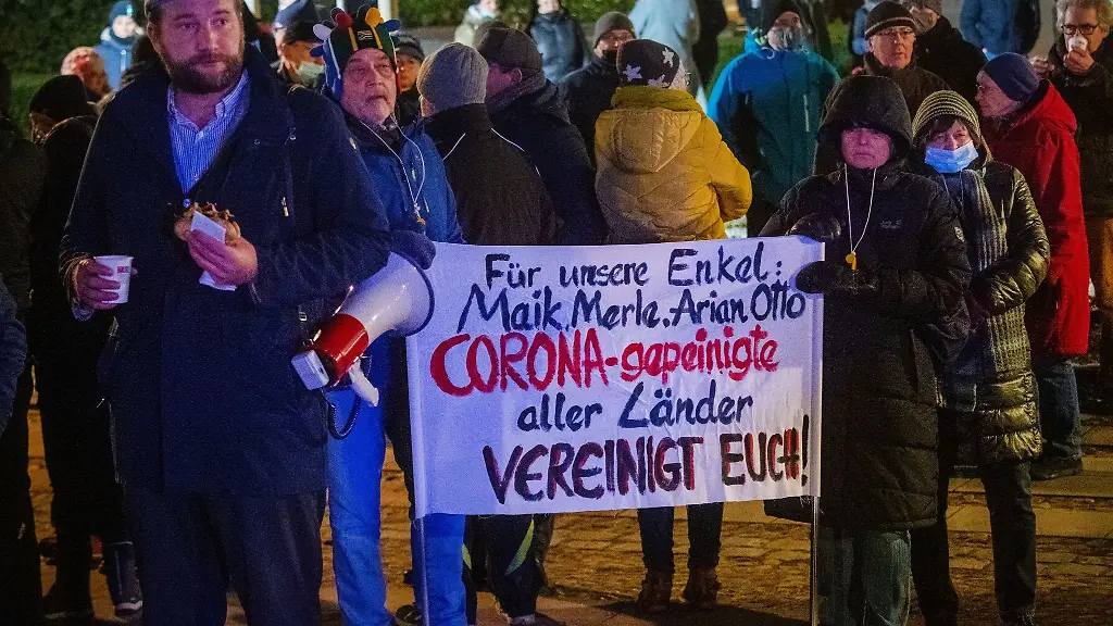 Teilnehmer-bei-einer-Demonstration-gegen-die-Corona-Massnahmen-in-Bergen-auf-der-Insel-Ruegen