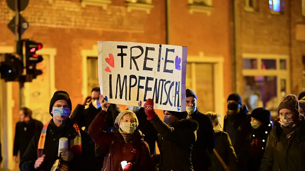 Teilnehmer-einer-Demo-gegen-die-Massnahmen-zur-Eindaemmung-der-Corona-Pandemie-gehen-durch-die-Innenstadt