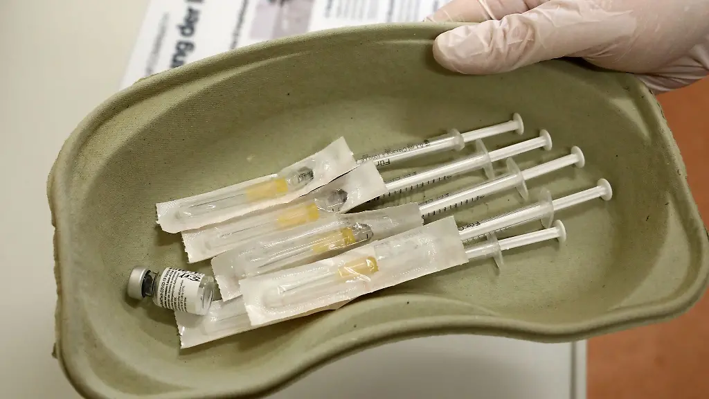 Fuenf-Spritzen-fuer-die-Impfung-gegen-das-Sars-CoV-2-Virus-liegen-bereit