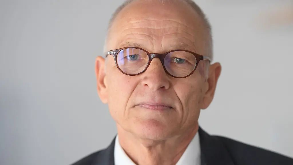 Helmut-Fuenfsinn-schaut-in-die-Kamera