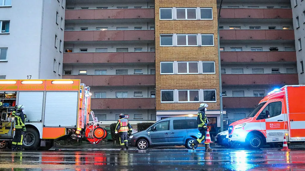 Feuerwehrleute-stehen-vor-einem-Wohnblock-in-Offenbach
