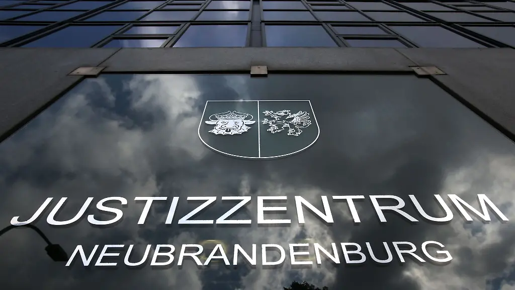 Das-Justizzentrum-Neubrandenburg-mit-Landgericht