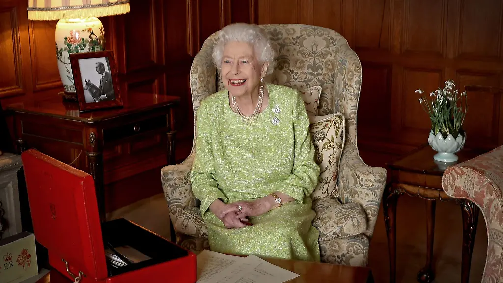 Koenigin-Elizabeth-II-in-einem-Zimmer-auf-dem-Landsitz-Sandringham-Die-Queen-sitzt-vor-einer-der-legendaeren-roten-Aktentaschen-in-der-sie-fast-taeglich-Informationen-ueber-politische-Ereignisse-in-Grossbritannien-erhaelt