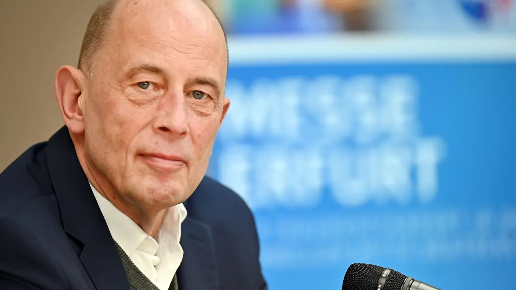 Wolfgang-Tiefensee-waehrend-einer-Pressekonferenz