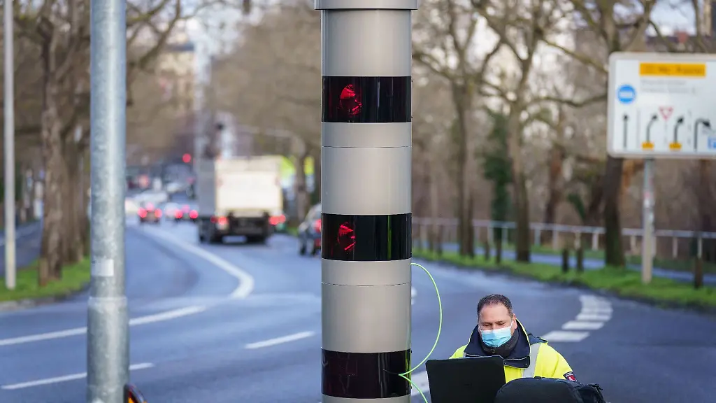 Ein-staedtischer-Bediensteter-richtet-eine-Blitzanlage-an-einer-Kreuzung-nahe-der-Innenstadt-ein