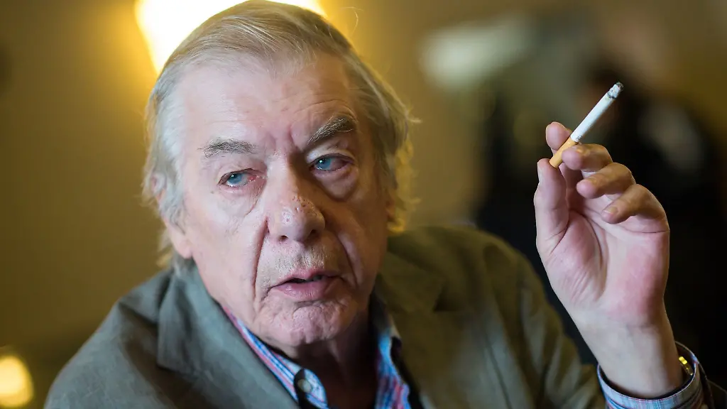 Regisseur-Hans-Neuenfels-raucht-bei-einem-Interview