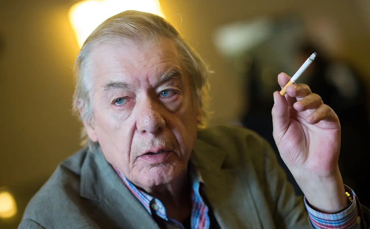 Regisseur-Hans-Neuenfels-raucht-bei-einem-Interview