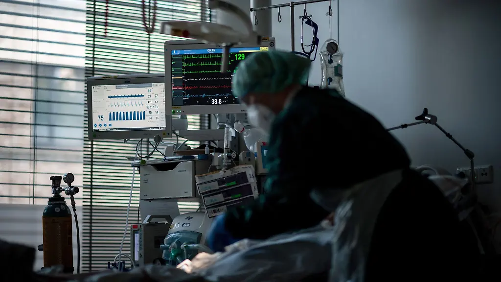 Eine-Mitarbeiterin-der-Pflege-versorgt-einen-Corona-Intensivpatienten