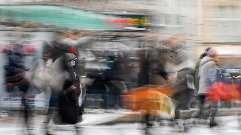 Passanten-laufen-ueber-den-Anger-in-der-Erfurter-Innenstadt