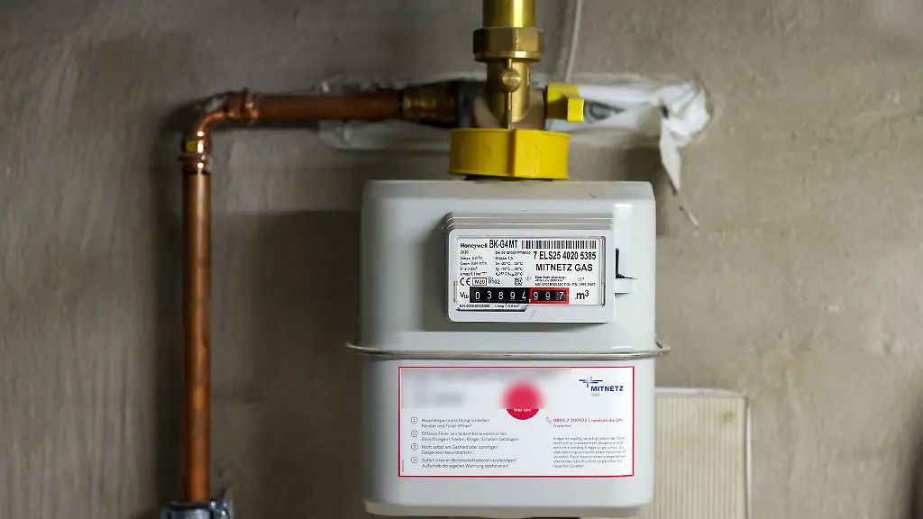 Ein-Gaszaehler-haengt-im-Keller-eines-Einfamilienhauses
