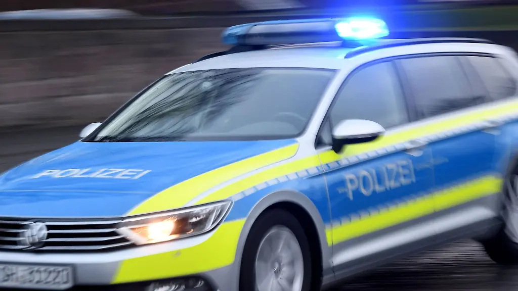 Ein-Streifenwagen-faehrt-mit-eingeschaltetem-Blaulicht