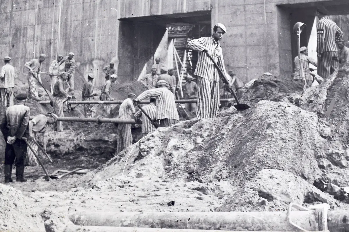 Zwangsarbeiter-und-KZ-Insassen-bei-der-Errichtung-des-U-Boot-Bunkers-Valentin-in-Bremen-Farge