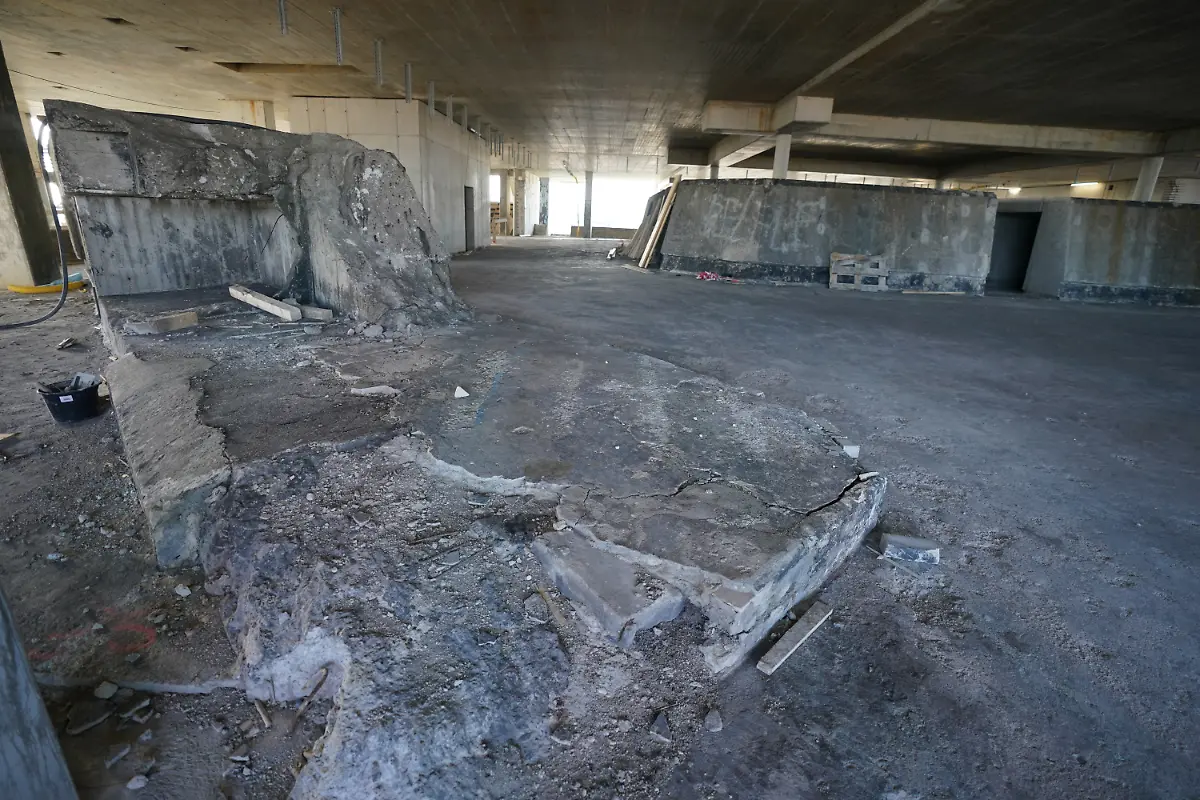 Spuren-eines-Fliegerbombenangriffs-im-Zweiten-Weltkrieg-auf-dem-Dach