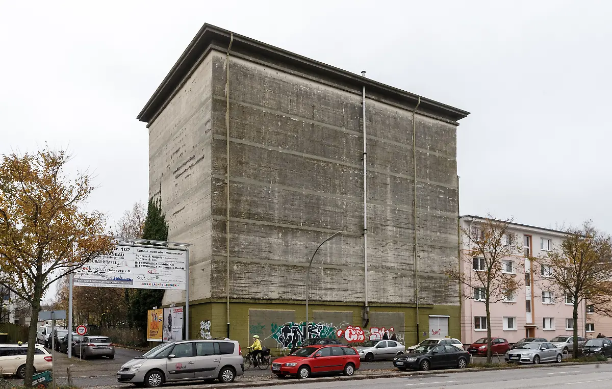 ehemaliger-Luftschutz-Hochbunker-des-Zweiten-Weltkriegs-in-Hamburg-an-der-Bramfelder-Strasse